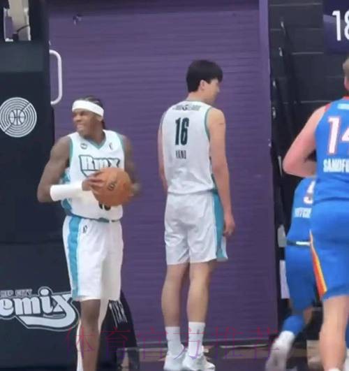 杨瀚森14分17板2助2帽半场两双!混音二番战再胜蓝队 杨瀚森14分17板2助2帽半场两双!混音二番战再胜蓝队