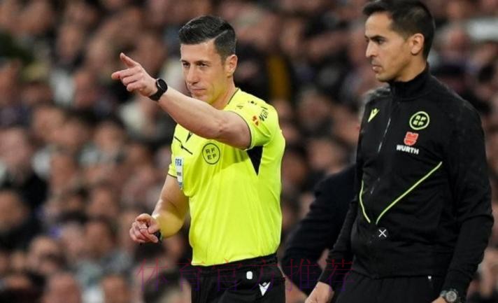 世体：琼阿梅尼手球是明显点球 他应该2黄被罚下